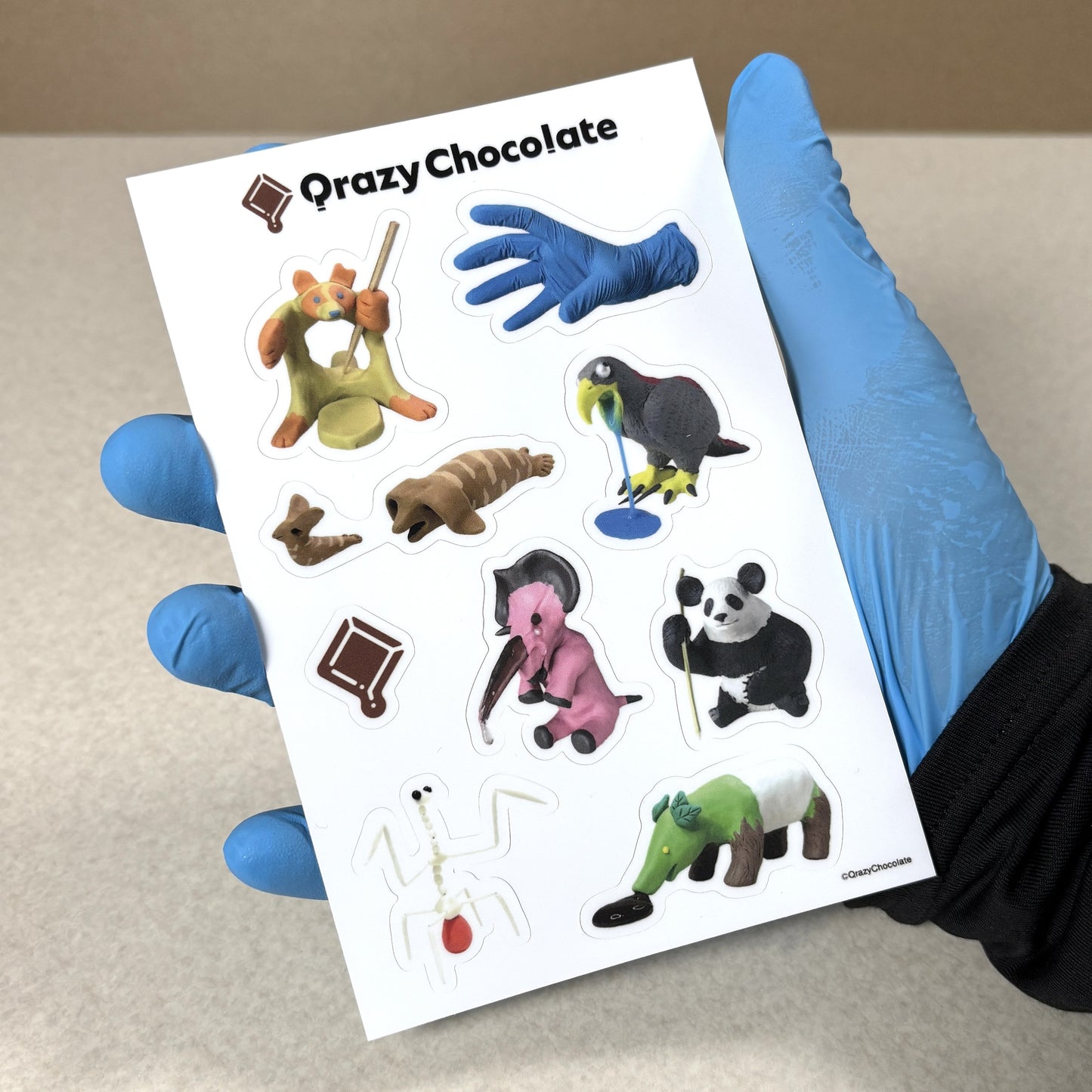 お菓子を守るステッカー　